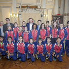 Óscar Puente en la presentación del Campeonato de España infantil con los componentes del Club Atletismo Valladolid.-José C. Castillo