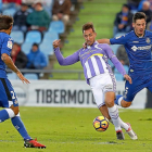 Paul Anton agarra a Ángel en el partido disputado el sábado en el Coliseum Alfonso Pérez de Getafe.-ARABA PRESS