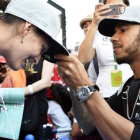 El británico Lewis Hamilton firma un autógrafo hoy en Suzuka (Japón).-EFE / FRANK ROBICHON