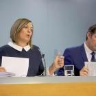 Milagros Marcos y Juan Carlos Suárez-Quiñones, ayer, tras el Consejo de Gobierno.-ICAL