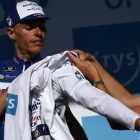 Enric Mas se viste de blanco en el podio del Tour.-ANNE-CHRISTINE POUJOULAT / AFP