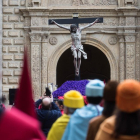 Momento en que la Procesión del Santísimo Cristo de la Luz de la Semana Santa de Valladolid, organizada por la Hermandad Universitaria del Santísimo Cristo de la Luz, sale del Palacio de Santa Cruz-ICAL