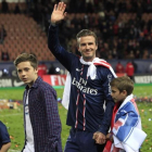 David Beckham posa con sus hijos Brooklyn, Cruz  y Romeo, en la celebración de la  PSG s French League, en el estadio de París, en mayo del 2013.-