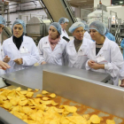 La consejera de Agricultura y Ganadería, Milagros Marcos, junto al presidente de Grupo Ibersnacks, Félix Eguía, y la alcaldesa de Medina del Campo, Teresa López, inauguran las nuevas instalaciones del Grupo Ibersnacks en Medina del Campo.-ICAL