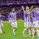 Olivas (4) y Calero (5), los dos únicos centrales dispobnibles para Luis César celebran uno de los goles de Mata al Huesca.-J.M. LOSTAU