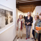 Inmaculada Toledano y las integrantes del grupo Aguafuerte, ayer, junto a la obra ganadora del certamen.-E. M.