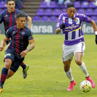 Mojica avanza con el balón ante el Huesca, con pequeños trozos de césped por el aire.-J.M.LOSTAU
