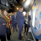 Óscar Puente, junto a José Manuel Bilbao, de CaixaBank, durante su visita a la exposición.-ICAL