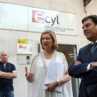 Los consejeros de Economía y Hacienda y Empleo, Pilar del Olmo y Carlos Fernández Carriedo, visitan las instalaciones de la Oficina del Servicio Público de Empleo de Peñafiel (Valladolid)-RUBÉN CACHO / ICAL