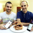 Tsanko Ventsistanov y Nacho Lapuerta, creadores de la aplicación para móviles del torrezno soriano.-LUIS ÁNGEL TEJEDOR