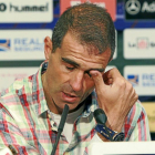 Gaizka Garitano, visiblemente emocionado, durante la rueda de prensa de despedida.-J. M. Lostau