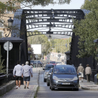 Vehículos y peatones comparten el paso por el puente Colgante. PHOTOGENIC