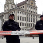 Dos policias vigilan junto al cordón de seguridad colocado en las proximidades del Ayuntamiento de Augsburgo, en Alemania.-ANNETTE ZOEPF (EFE)