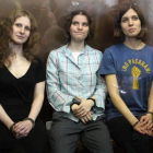 Las Pussy Riot durante el proceso en que se les condenó a dos años de cárcel.-EL PERIÓDICO