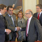 Cristóbal Montoro saluda a Fernando Martínez Maillo en la reunión de la Comisión Nacional de Administración Local, el 21 de mayo de 2013.-JUAN LÁZARO