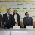 La consejera de Agricultura y Agricultura, Milagros Marcos, acompañada del director de la revista Tierras, Fernando de Paz, del gerente de Agropal, César Reales, del presidente de Agropal, Lucas Ferreras y del director territorial de Negocios de Seguros C-ICAL