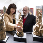 La concejala Ana Redondo y Andrés Coello contemplan ayer algunas de las obras expuestas.-J. M. Lostau