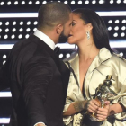 Rihanna y Drake durante la gala de los premios MTV.-Michael loccisano