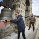 Jesús Serrano, en primer plano, y Fernando del Río, hacen sonar las campanas de la iglesia de San Esteban de la localidad deSan Miguel delArroyo. PEDRO ARRANZ