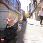 Basura acumulada en una calle de Ponferrada en el inicio de la huelga de recogida de resíduos.-ICAL