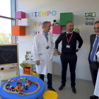 García Vela, Rafael Sánchez y Germán Barrios en una de las reformadas salas infantiles.-ICAL