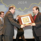 Juan Vicente Herrera entrega el premio a la Trayectoria a José Gómez, en presencia de José Luis Ulibarri-J.M.Lostau