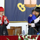 El nuevo rector, Antonio Largo, recibe la felicitación del antiguo, Daniel Miguel, en presencia del consejero de Educación, Fernando Rey.-J.M. LOSTAU