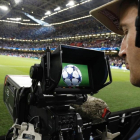 Cámara de televisión en la última final de la Champions.-/ ADRIAN DENNIS