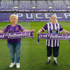 Benita Monzón Prado (82 años) y Emilia Gallinas Martín (73) posan en el estadio de Zorrilla con camisetas de ‘su’ Real Valladolid. J. M. LOTAU