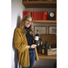 Isabel Pérez Varela, en la casa familiar de Mayorga -situada junto a la finca de Castilleja- con la moderna etiqueta y las botellas antiguas.-ARGI