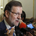 El presidente del Gobierno, Mariano Rajoy, atiende a los medios este martes en los pasillos del Congreso.-Foto: EFE/ PACO CAMPOS