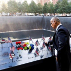 Un hombre acaricia los nombres grabados de los bomberos fallecidos en la parte sur del recordatorio a las víctimas del 11 de septiembre durante la ceremonia del 18º aniversario de la masacre.-JUSTIN LANE (EFE)