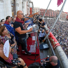 César Pérez Gellida, durante su pregón, con el alcalde, Óscar Puente, detrás y los  miembros de la Corporación municipal .-J.M. LOSTAU