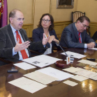 El director de la institución, José Manuel López, muestra varios de los documentos, acompañado por la diputada provincial, Raquel Contreras, y el secretario de la institución, Vicente Ruíz de Mencía-Ical