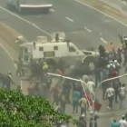 Una tanqueta del ejército de Maduro, arrolla a varios manifestantes.-EL PERIÓDICO