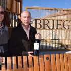 De izquierda a derecha, los hermanos Gaspar, Fernando y Javier Benito, a la entrada de la bodega de Fompedraza.-ARGICOMUNICACIÓN