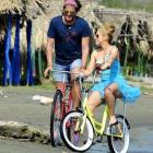 Shakira y Carlos Vives, en el clip de 'La bicibleta'.-