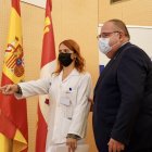 El consejero de Sanidad, Alejandro Vázquez, asiste a la presentación de la gerente del Hospital Río Hortega, Belén Cantón. / ICAL