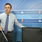 El procurador socialista osé Ignacio Martín Benito informa sobre la situación del patrimonio histórico-artístico de la Comunidad ante los últimos casos de derrumbe.-ICAL