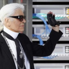 Karld Lagerfeld, director creativo de Chaenel , al final de su desfile de París, este martes.-AP / FRANCOIS MORI