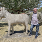 Luis Falcón, junto al burro de Villarino de los Aires./ ArgiComunicación