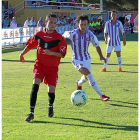 El lateral Apa tapa la internada del delantero del Laguna, ayer en Las Salinas.-REYES MOYANO