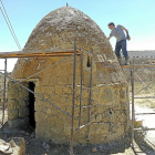 Trabajos de rehabilitación del primer chozo de Urueña, donde se van a reconstruir otros dos.-D.V.