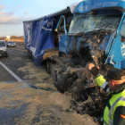 Accidente por alcance entre dos camiones en la A-62, en el término municipal de Villamediana (Palencia)-Ical