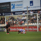 Espinoza se lamenta en el suelo tras desaprovechar una ocasión para acortar distancias, ayer en Reus-PHOTO-DEPORTE