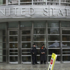 os agentes del Departamento de Policia de Nueva York  NYPD  custodian la puerta el tribunal del Distrito Sur en Brooklyn  Nueva York  EE UU   durante el juicio del narcotraficante mexicano Joaquin  El Chapo  Guzman.-KENA BENTACUR (EFE)