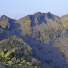 Los impresionantes cuchillares flanquean la cumbre del Pico Almanzor en la sierra de Gredos en la vista obtenida desde la cumbre del pico Morezón.-N.S.