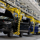 Línea de producción de vehículos Renault en la fábrica de Villamuriel en Palencia.-EL MUNDO