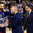 Navarro recibe una placa de manos de Iniesta y el presidente Bartomeu durante el homenaje por sus 20 años como azulgrana a finales del 2017 /-ALEJANDRO GARCIA (EFE)