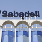 Cartel en una de las sedes de Banco Sabadell.-ROBERTO PÉREZ
